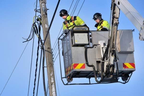 sentuntee_kuopion_energia_ihmiset_tyontekijat_sahkoverkko_huolto_135-1